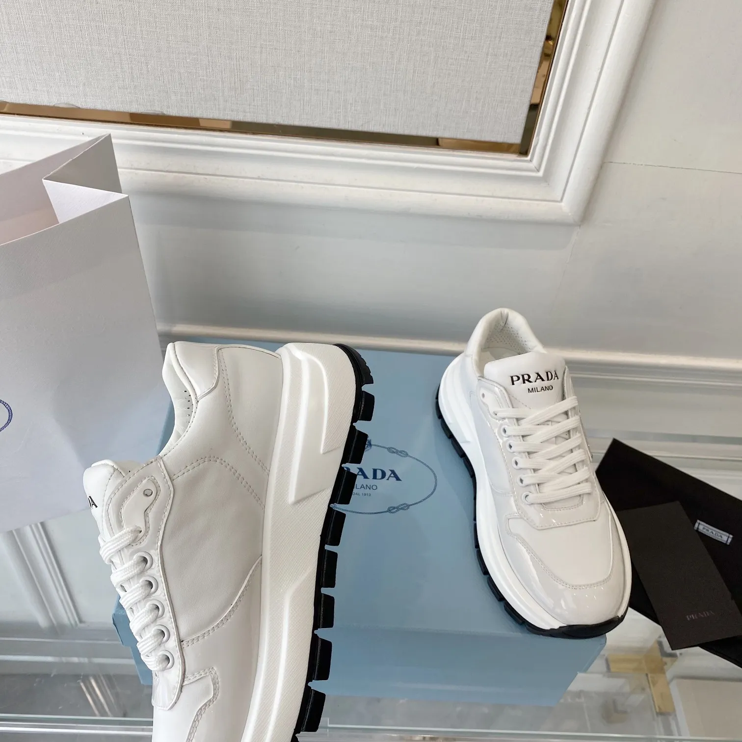 👟👟Ex-factory price 580👟👟 PRADA ²⁰²4 𝐬𝐬Prada’s new product comes with strength! ❣️Many Internet celebrities have the same style, fashionable and versatile nice items, original shoes are developed and purchased from Italian counters, and are reproduced 1:1 according to the original taste. This year’s theme is not to be defined, embodying texture through simplicity💛From thick-soled sneakers to zigzag short boots to 2024 flat shoes, everything reveals a sure-fire momentum...combining gentleness and handsomeness, the finishing touch for women❤️ The top-grade open-edge beaded cowhide with imported cowhide triangle logo is consistent with the original version, the wear-resistant and ultra-light two-color outsole, and the sheepskin lining are breathable and comfortable. ⚛Size: Women's 34-40 ⚛Size: Men's 39-45 Original packaging accessories. ⚛